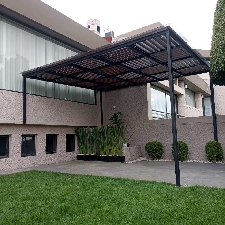 Pérgola exterior instalada en espacio arquitectónico